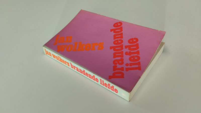Tweedehands boek: Brandende liefde van auteur Jan Wolkers - Nederlandstalige paperback. In goede staat. Kaft heeft lichte gebruiks- en ouderdomssporen. Pagina’s zijn licht verkleurd passend bij de leeftijd.