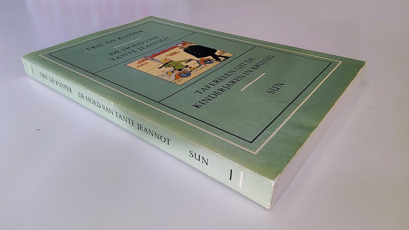 Tweedehands boek: De hoed van tante Jeannot van auteur Eric de Kuyper - Paperback met rechte rug zonder leesvouwen. Lichte verkleuring rug en lichte slijtage langs de randen kaft. Naam en ex-libris reliëf stempeljte voorin.