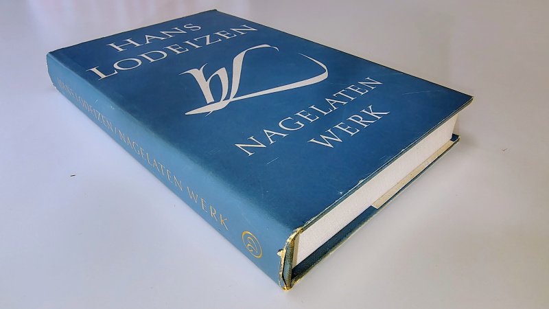 Tweedehands boek: Nagelaten Werk van auteur Hans Lodeizen - Hardcover met stofomslag. Omslag licht verkleurd en slijtage langs de randen, achterkant kleine inscheuring in de omslag. Ex-libris plaatje binnenkant kaft. Schutbladen verkleuring, verder onbeschreven en netjes.