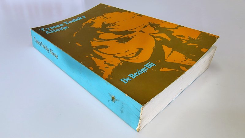 Tweedehands boek: Aliesje van auteur Tymen Trolsky - Paperback met licht scheef ruggetje en leesvouwen. Slijtage langs randen kaft, rug en bovensnede wat vlekkerig. Binnenwerk onbeschreven en netjes.