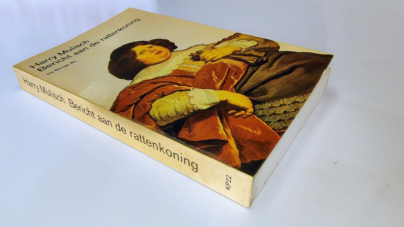 Tweedehands boek: Bericht aan de Rattenkoning van auteur Harry Mulisch - Kwadraatpocket 22, met rechte rug zonder leesvouwen. Kaft licht verkleurd. Binnenwerk onbeschreven en netjes.