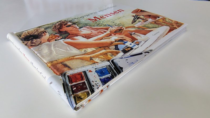 Tweedehands boek: Stapsgewijs aquarelleren Mensen van auteur Albert-Jan Cool - Oblong met ringband, oogt aan de buitenkant als nieuw. De witte bladzijdes hebben een hele lichte verkleuring, verder onbeschreven en netjes.
