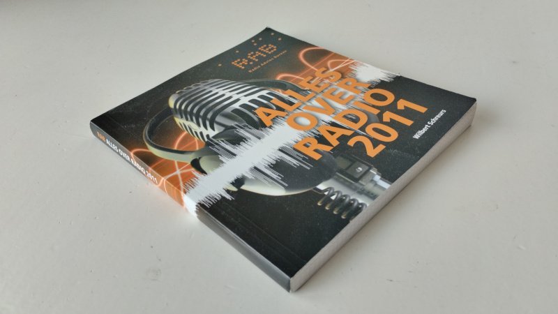 Tweedehands boek: Alles over radio 2011 van auteur WiLbert Schreurs - In goede staat, Nederlandstalige softcover, Lichte gebruikssporen aan de kaft. Netjes en onbeschreven