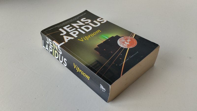 Tweedehands boek: Viproom van auteur Jens Lapidus - In redelijke tot goede staat. Nederlandstalige paperback, gebruikerssporen aan de kaft. Scheve rug. Pagina's netjes en onbeschreven.