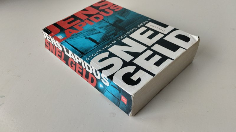 Tweedehands boek: Snel geld van auteur Jens Lapidus - In redelijke staat. Nederlandstalige paperback, kromme rug, gebruikssporen aan de kaft met flappen. Stoot en vochtschade. Is nog prima te lezen.