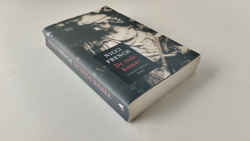 Tweedehands boek: De  rode kamer van auteur Nicci French - In redelijk tot goede staat. Nederlandstalige paperback, Holle rug, vlek op de snede. Pagina's onbeschreven.