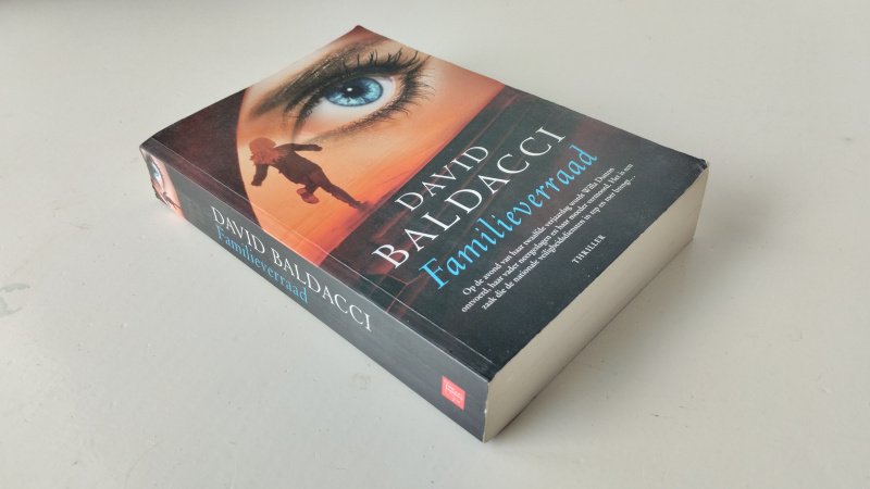 Tweedehands boek: Familieverraad van auteur David Baldacci - In goede staat, Nederlandstalige paperback, gebruikssporen aan de kaft. Pagina's netjes en onbeschreven.