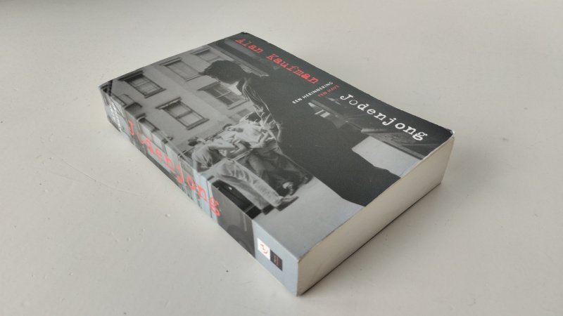 Tweedehands boek: Jodenjong van auteur Alan Kaufman - In goede staat. Nederlandstalige paperback, lichte gebruikssporen aan de kaft. Pagina's netjes en onbeschreven.