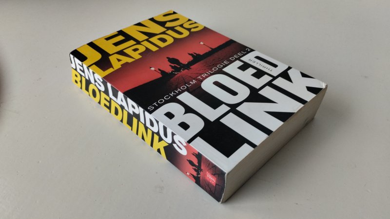 Tweedehands boek: Bloedlink van auteur Jens Lapidus - In goede staat. Nederlandstalige paperback met flappen. Gebruikerssporen aan de kaft met flappen. Scheve rug. Pagina's onbeschreven en netjes.