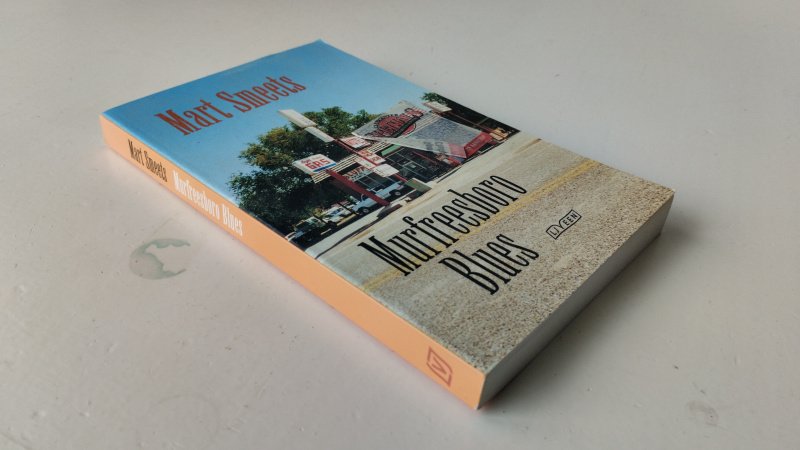 Tweedehands boek: Murfreesboro blues van auteur Mart Smeets - In goede staat. Nederlandstalige paperback, Lichte gebruikssporen aan de kaft. Geschreven op het schutblad. Rest van de pagina's netjes en onbeschreven.