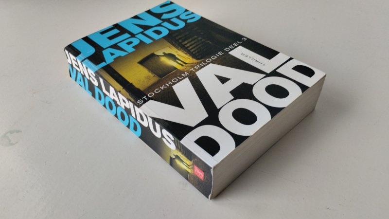 Tweedehands boek: Val dood van auteur Jens Lapidus - In goede staat. Nederlandstalige paperback met flappen. lichte gebruikerssporen aan de kaft, scheve rug. Pagina's netjes en onbeschreven.
