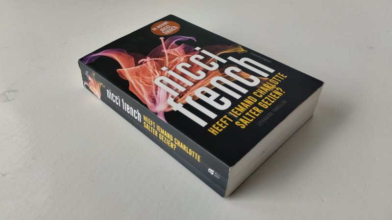 Tweedehands boek: Heeft iemand Charlotte Salter Gezien van auteur Nicci French - In goede staat. Nederlandstalige paperback met flappen. Licht scheve rug. lichte gebruikerssporen aan de kaft. pagina's netjes en onbeschreven.