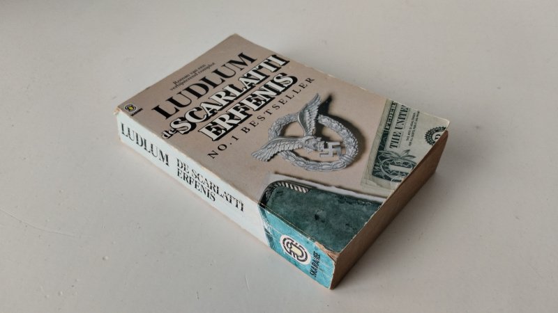 Tweedehands boek: De Scarlatti Erfenis van auteur Ludlum - In redelijke tot goede staat. Nederlandstalige pocketboek,leesvouw in de rug. Gebruikerssporen aan de kaft. Pagina's verkleurd, maar onbeschreven.