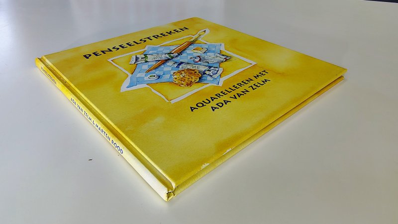 Tweedehands boek: Penseelstreken Aquarelleren met van auteur Ada van Zelm - Hardcover, oogt aan de buitenkant als nieuw. Binnenin typex voorin en witte bladzijdes licht verkleurd, verder onbeschreven en netjes.