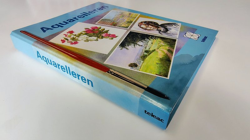 Tweedehands boek: Aquarelleren van auteur Ria Beentjes en Sonja Suk - Ringband 4 band, in zeer goede staat. Witte bladzijdes licht verkleurd, lichte uitgumbare nette kleine potlood aantekeningen.