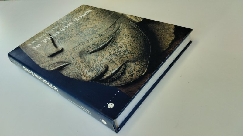 Tweedehands boek: Ameénophis III Le Pharaon-Soleil van auteur Arielle P. Kozloff - In goede staat. Franstalige hardcover. Lichte gebruikssporen aan de omslag. Pagina's heel licht verkleurd, maar prima te lezen