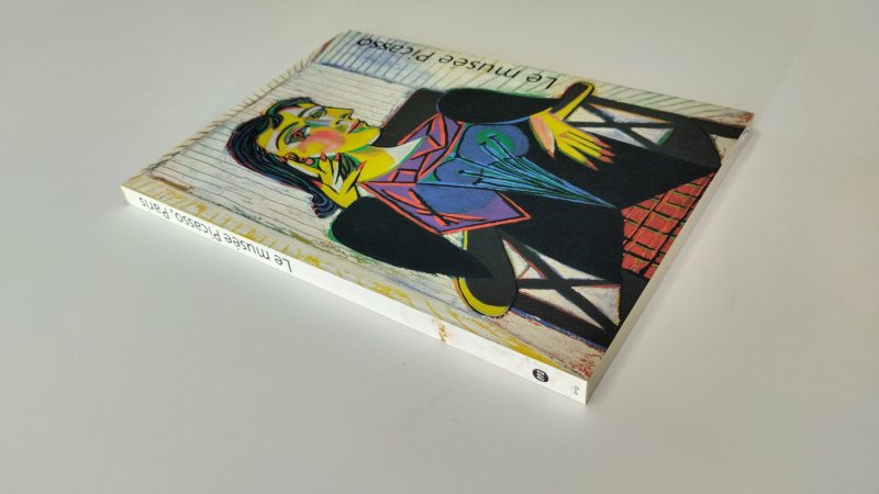 Tweedehands boek: Le Musée Picasso, Paris van auteur Marie-Laure Besnard-Barnadac, Marie-Laure Bernadac - In goede staat. Franstalige softcover met flappen. Kaft licht verkleurd en met lichte gebruikssporen. Pagina’s netjes en schoon.Ex libris relief stempel voorin. Krantenartikel binnenkant kaft geplakt.