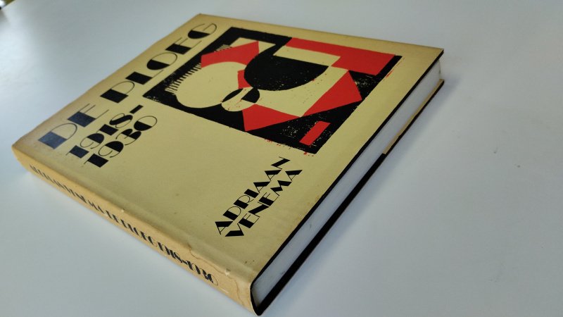 Tweedehands boek: De Ploeg 1918-1930 van auteur Adriaan Venema - In redelijk tot goede staat. Nederlandstalige hardcover. Kaft licht verkleurd en met lichte gebruikssporen. Pagina’s licht verkleurd maar schoon en netjes.
Bovenkant snede kleine ouderdomvlekjes.