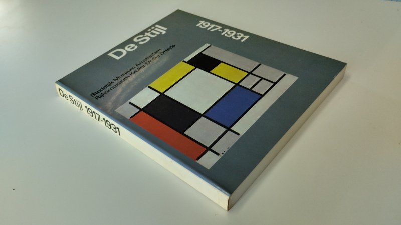 Tweedehands boek: De Stijl, 1917-1931 van auteur Mildred S. Friedman - In redelijke staat. Nederlandstalige softcover. Kaft met lichte gebruikssporen. Kaft en pagina’s zijn verkleurd.