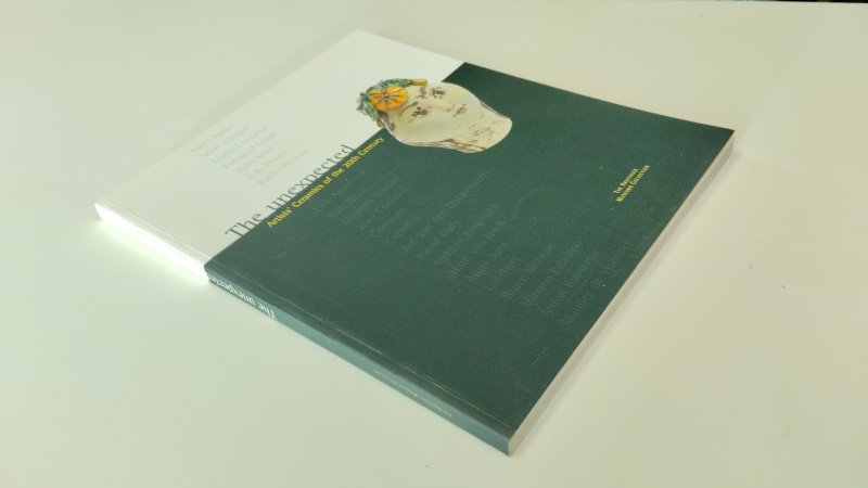 Tweedehands boek: The Unexpected - Artists' Ceramics of the 20th Century van auteur Max Borka, Janet Koplos - In goede staat. Engelstalige softcover met flappen. Kaft met lichte gebruikssporen. Pagina’s schoon en netjes. Ex Libris voorin