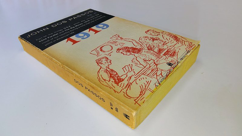 Tweedehands boek: 1919 nineteen nineteen van auteur John Dos Passos - Engelstalige pocket W701, kaft verkleurd, lichte slijtage randen kaft en rug. Rug recht zonder leesvouwen. Binnenwerk onbeschreven en netjes. Goed in de binding.