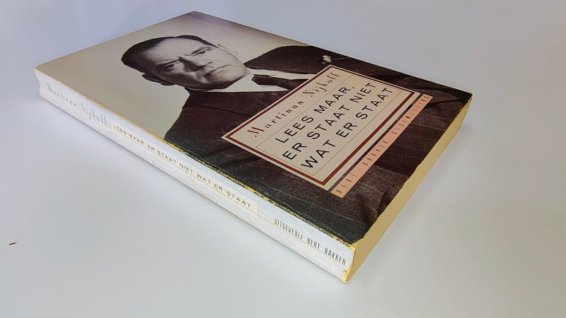 Tweedehands boek: Lees Maar, er staat niet wat er staat van auteur Martinus Nijhoff - Pocket met rechte rug en leesvouwen. Lichte slijtage langs de randen kaft en rug en lichte verkleuring. Binnenin ex-libris reliëf stempel, verder onbeschreven en netjes