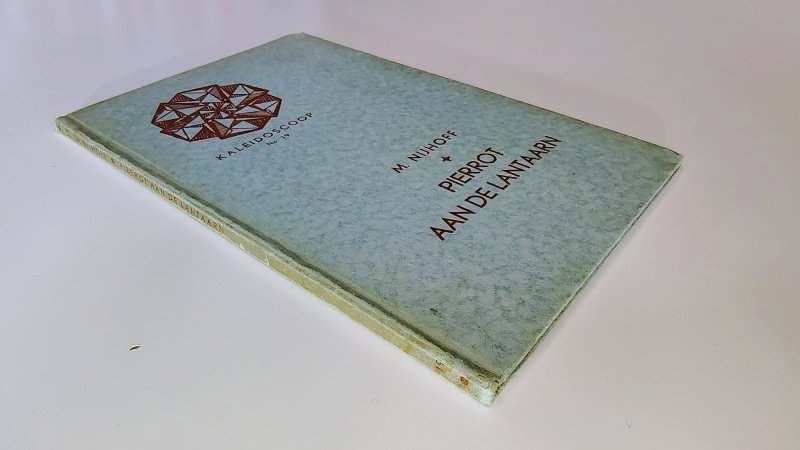 Tweedehands boek: Pierrot aan de lantaarn van auteur Martinus Nijhoff - Hardcover gebonden. Kaft en rug verkleurd. Breuk in bovenste puntje kaft aan de voorkant. Aantekening, ex-libris voorin. Verkleuring als in pocket. Nog goed in de binding.
