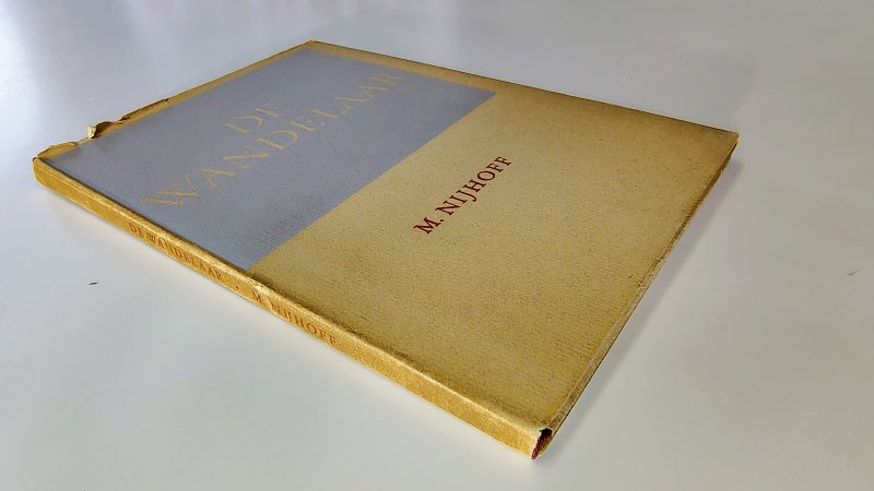 Tweedehands boek: De wandelaar van auteur Martinus Nijhoff - Hardcover met stofomslag. Omslag verkleurd en slijtage langs de bovenrand. Verkleuring schutbladen, ex-libris voorin, verder onbeschreven en netjes. Goed in de binding.
