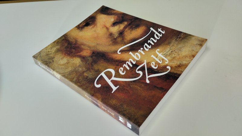 Tweedehands boek: Rembrandt zelf van auteur White, Christopher; Quentin Buvelot - In redelijke tot goede staat. Nederlandstalige paperback. Ex Libris relief stempel voorin. Pagina's licht verkleurd aan de kant van de snede.
