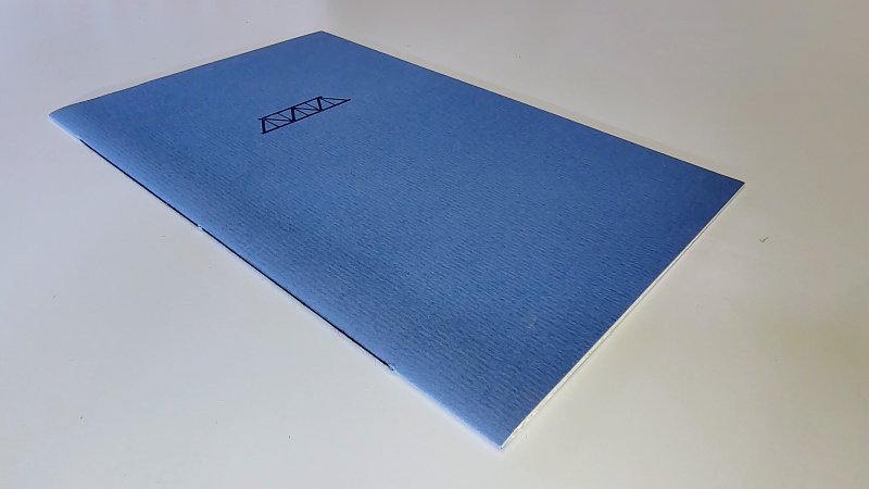 Tweedehands boek: De moeder de vrouw een platvloerse beschouwing van auteur Jos van Heel - Gebrocheerd in omslag met een sierlijke, blauwe cahiersteek, als nieuw! Beperkte oplage nummer 18 van 50.