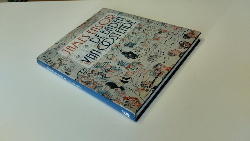 Tweedehands boek: James Ensor De Baden van Oostende van auteur Patrick Florizoone - In goede staat. Nederlandstalige hardcover met stofomslag. Stofomslag met lichte gebruikssporen. Pagina’s schoon en netjes. Ex Libris relief stempel voorin. Losse poster aanwezig