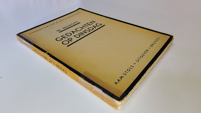 Tweedehands boek: Gedachten op dinsdag van auteur Martinus Nijhoff - Paperback met rechte rug zonder leesvouwen. Slijtage langs de randen kaft en rug en verkleuring. Rug heeft 2 beschermplakbandjes. Ex-libris en aantekening voorin. Binding aan binnenzijde voorkant kaft vastgezet met plakband.