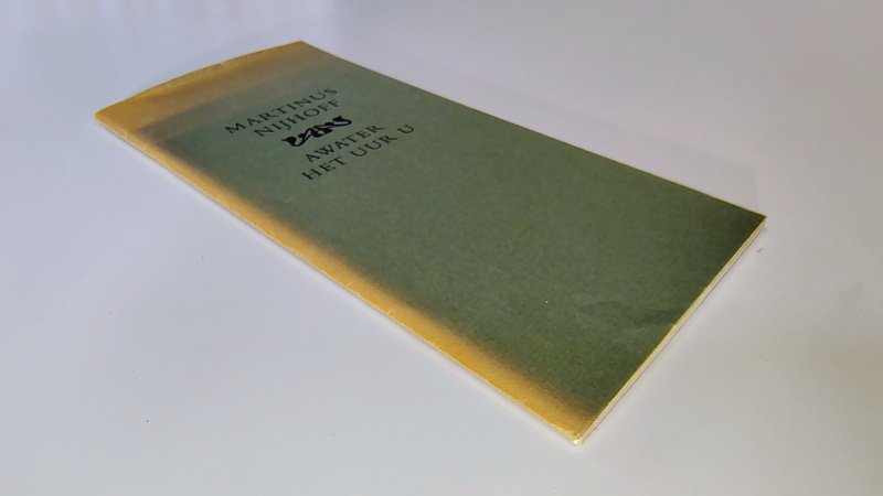 Tweedehands boek: Awater en Het uur U van auteur Martinus Nijhoff - Paperback met omslag. Omslag sterk verkleurd en de bovenrand is omgekruld, vooral aan de achterkant. Ex-libris reliëf stempel voorin. Verder onbeschreven en netjes.