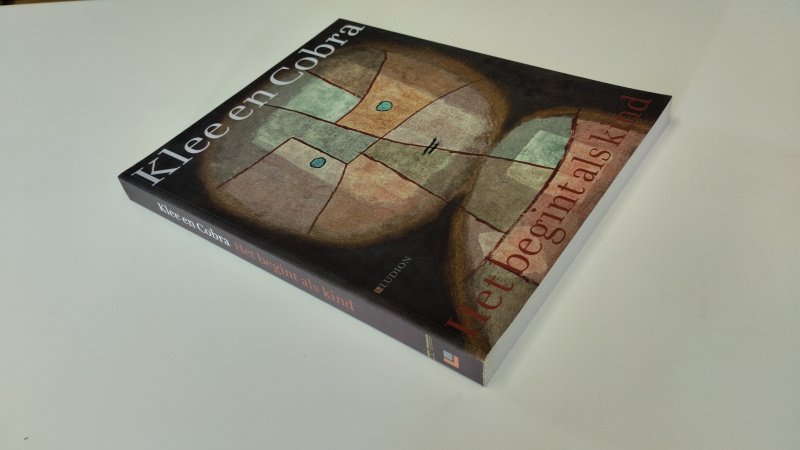 Tweedehands boek: Klee en Cobra, Het begint als kind van auteur Diverse auteurs - In goede staat. Nederlandstalige softcover. Kaft met lichte gebruikssporen. Ex Libris relief stempel voorin. Geschreven op schutblad. Rest van de pagina's onbeschreven en netjes
