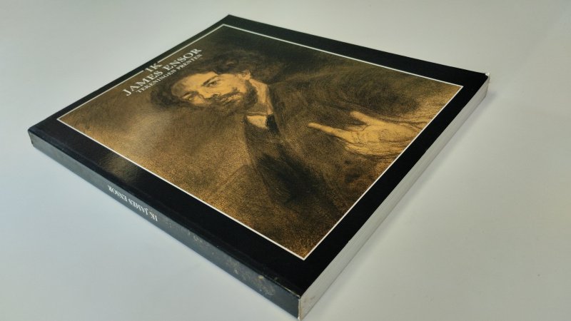 Tweedehands boek: Ik James Ensor Tekeningen en prenten van auteur Robert Hoozee - In goede staat. Nederlandstalige softcover met flappen. Kaft met lichte gebruikssporen en kleine stootplekjes. Pagina’s schoon en netjes.Op de snede zijn roestvlekjes te zien. Ex libris relief stempel voorin.