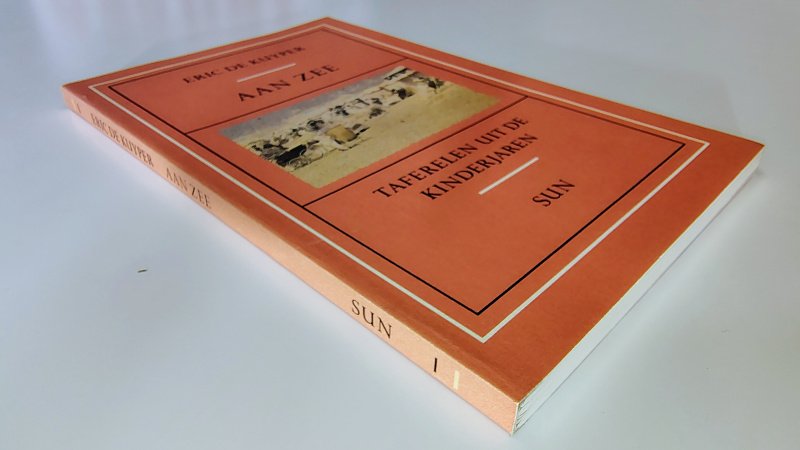 Tweedehands boek: Aan zee, taferelen uit de kinderjaren van auteur Eric de Kuyper - Paperback met flappen hele lichte slijtage langs de randen kaft. Rug recht zonder leesvouwen, lichte verkleuring. Ex-libris reliëf stempel voorin, verder onbeschreven en netjes.