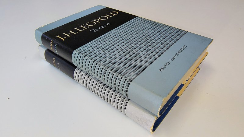 Tweedehands boek: Verzen en Proza 2 delen van auteur J.H. Leopold - 2 Hardcovers met stofomslag. Lichte slijtage randen omslag en lichte verkleuring. Verkleuring schutbladen, verder onbeschreven en netjes.