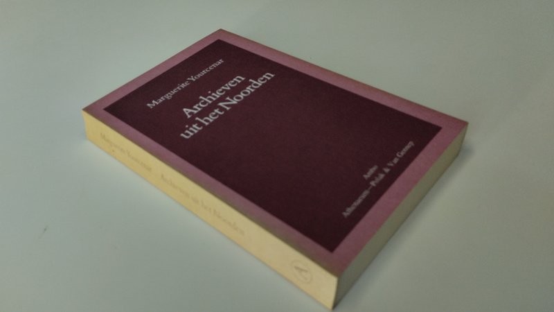 Tweedehands boek: Archieven uit het Noorden van auteur Marguerite Yourcenar - In goede staat. Nederlandstalige paperback. Kaft en pagina’s licht verkleurd door ouderdom. Ex libris relief stempel voorin