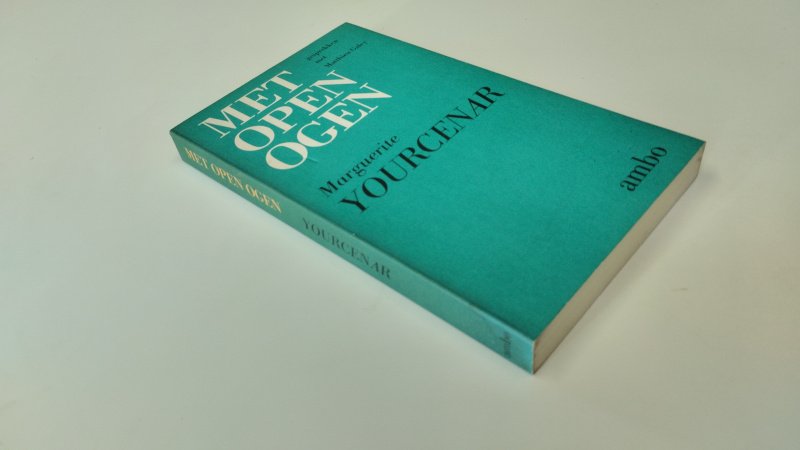 Tweedehands boek: Met open ogen van auteur Marguerite Yourcenar - In goede staat. Nederlandstalige paperback. Kaft licht verkleurd, pagina’s verkleurd, maar netjes en onbeschreven.