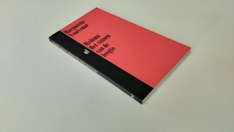 Tweedehands boek: Mishima of het visioen van de leegte van auteur Marguerite Yourcenar - In zeer goede staat. Nederlandstalige paperback met flappen. Netjes en onbeschreven.