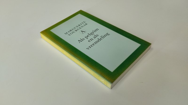 Tweedehands boek: Als pelgrim en als vreemdeling van auteur Marguerite Yourcenar - In goede staat. Nederlandstalige paperback. Kaft licht verkleurd, pagina’s netjes. Ex Libris relief stempel voorin.