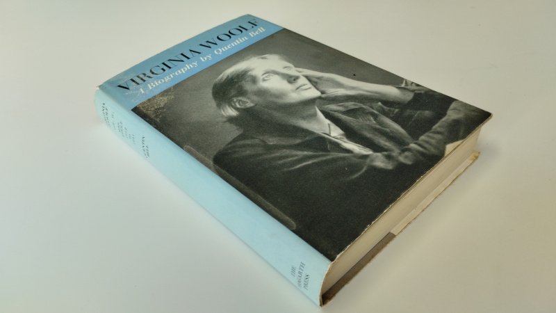 Tweedehands boek: Virginia Woolf A Biography by Quentin Bell Volume 2 van auteur Quetin Bell - In goed staat. Engelstalige hardcover met stofomslag. Ex Libris plakaat binnenkant kaft en titelpagina. Gebruikerssporen aan de stofomslag. Pagina's netjes en onbeschreven.