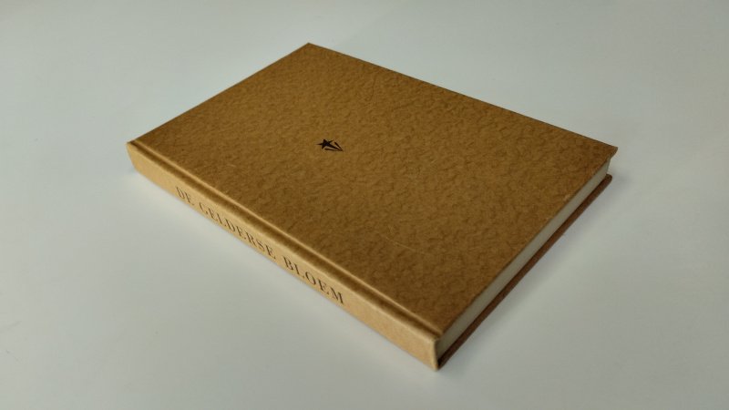 Tweedehands boek: De Gelderse Bloem van auteur Dr. Barend de Goede, Bernard Verhoeven, Johan van der Woude - In goede staat. Nederlandstalige hardcover zonder stofomslag. Pagina's licht verkleurd, maar netjes en onbeschreven.