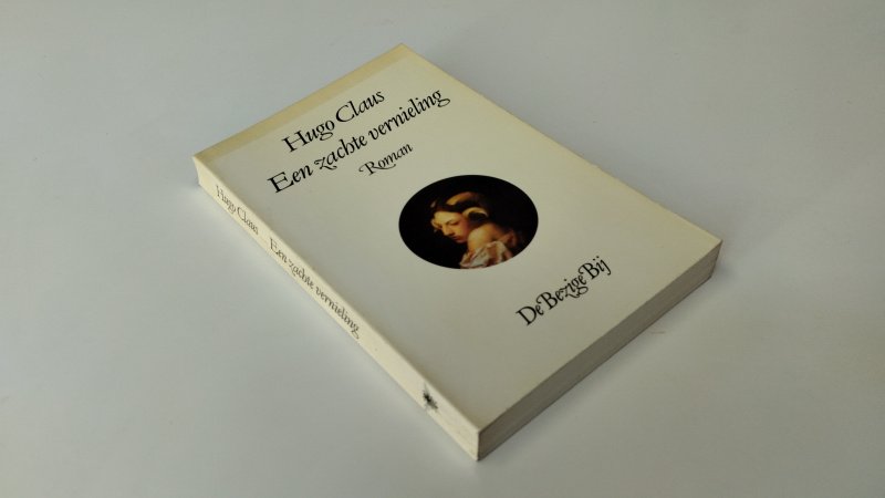 Tweedehands boek: Een zachte vernieling van auteur Hugo Claus - In goede staat. Nederlandstalige paperback. Kaft heeft lichte gebruikssporen en verkleuring. Pagina’s netjes en schoon. Ex Libris relief stempel voorin.