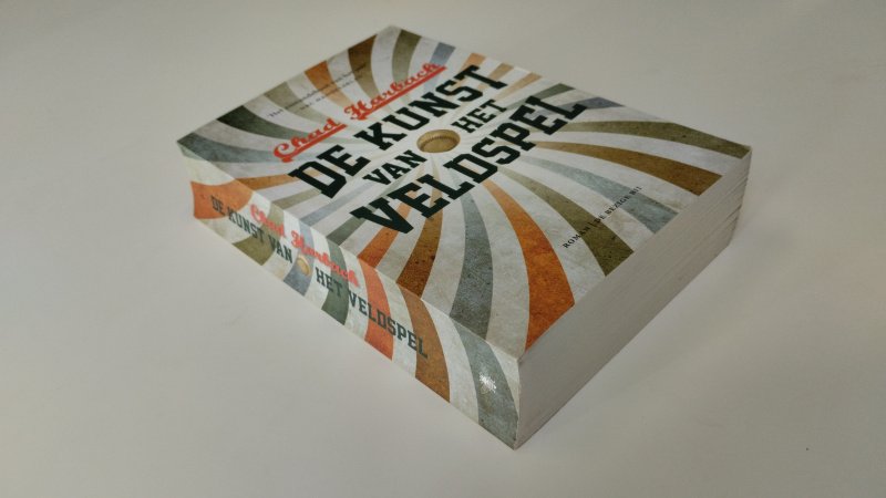 Tweedehands boek: De kunst van het veldspel van auteur Chad Harbach - In goede staat. Nederlandstalige paperback met flappen. Kaft heeft lichte gebruikssporen. Op schutblad geschreven. scheve rug. Pagina’s netjes en schoon