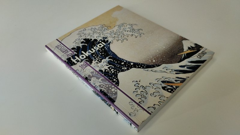 Tweedehands boek: Hokusai van auteur Francesco Morena - In goede staat. Franstalige paperback met flappen. Pagina’s netjes en onbeschreven. Ex Libris relief stempel voorin.