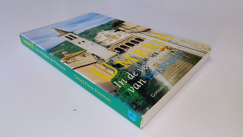 Tweedehands boek: Umbrië, in de voetsporen van Franciscus van auteur Gerard Pieter Freeman - Paperback met rechte rug zonder leesvouwen. Lichte gebruikerssporen randen kaft. Lichte verkleuring witte bladzijdes, verder onbeschreven en netjes.