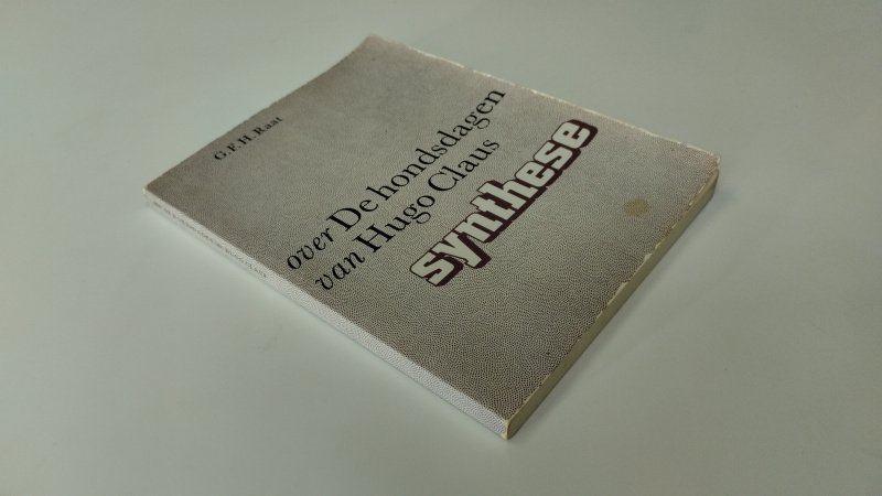 Tweedehands boek: Synthese, Over De hondsdagen van Hugo Claus van auteur G. F. H. Raat - In redelijke staat. Nederlandstalige paperback. Kaft heeft gebruikssporen, lichte verkleuring en een kleine vlek op de voorkant. Pagina’s licht verkleurd door ouderdom maar verder netjes. Ex Libris relief stempel voorin.