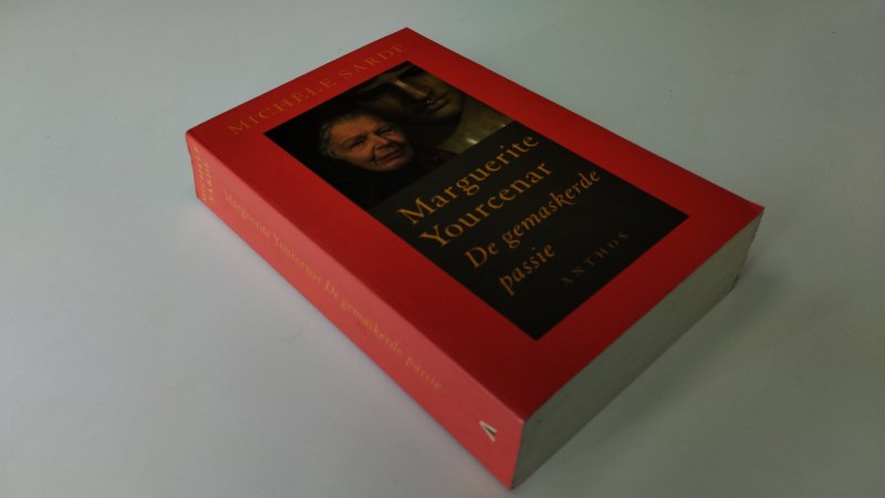 Tweedehands boek: Marguerite Yourcenar De gemaskerde passie van auteur Michele Sarde - In goede staat. Nederlandstalige paperback. Kaft heeft lichte gebruikssporen. Rug is verkleurd en licht scheef. Pagina’s netjes en schoon.