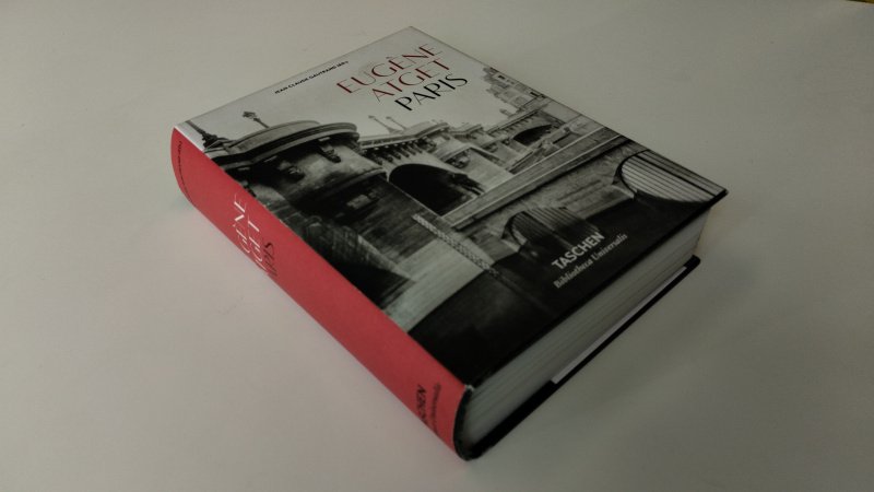 Tweedehands boek: Eugène Atget - Paris van auteur Jean Claude Gautrand - In zeer goede staat. Engelstalige hardcover met stofomslag.  Pagina’s netjes en schoon. Ex libris relief stempel voorin. Met leeslint.